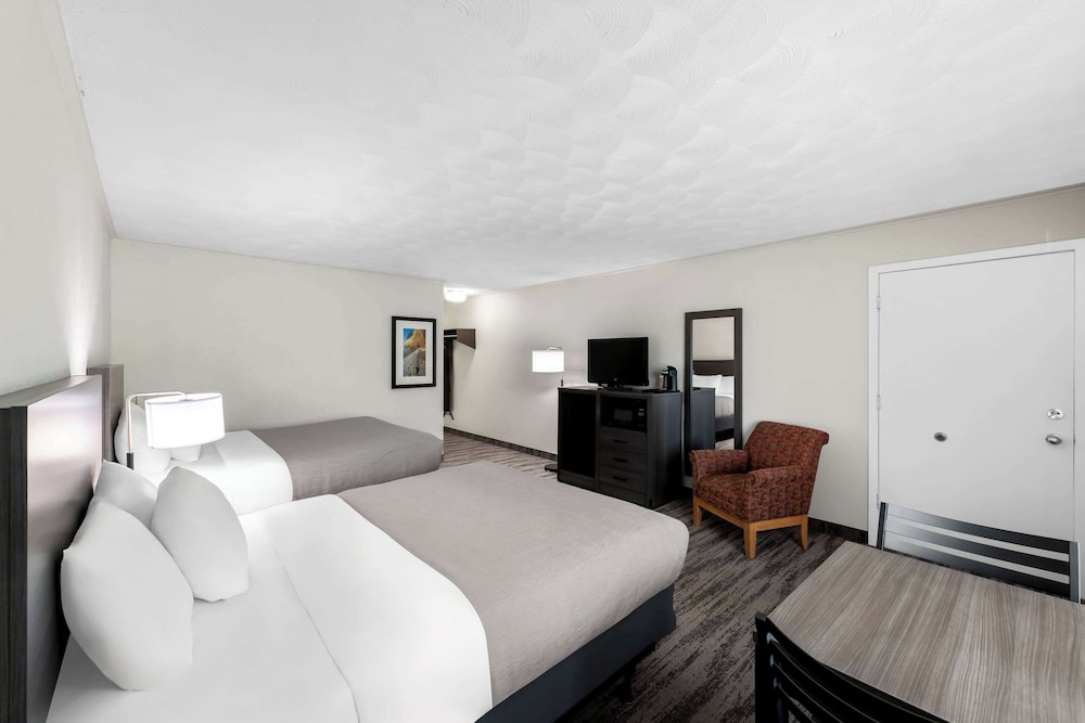 Standard Room, 2 Queen Beds, Non Smoking - Photo 3