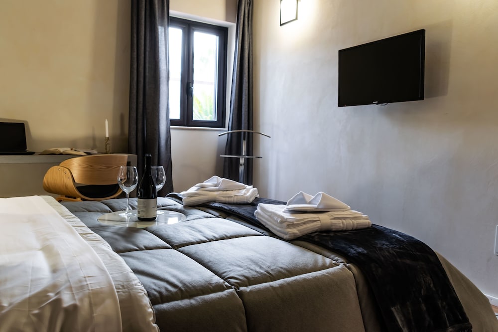 Deluxe Room - Photo 8