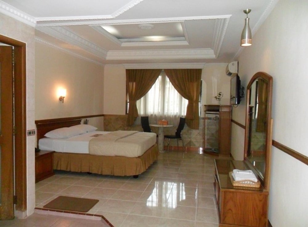 Suite - Photo 1