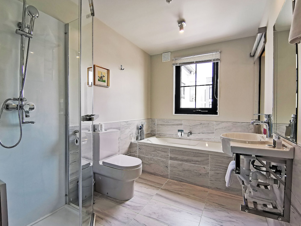 Business Class Apartment with Bathtub photo 2
