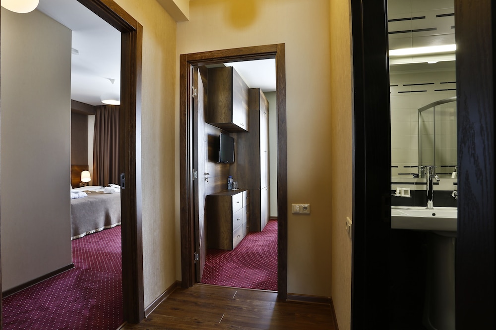 King Suite, 2 Bedrooms photo 2