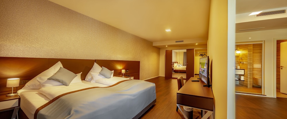 Premium Suite, 2 Bedrooms, Balcony photo 3
