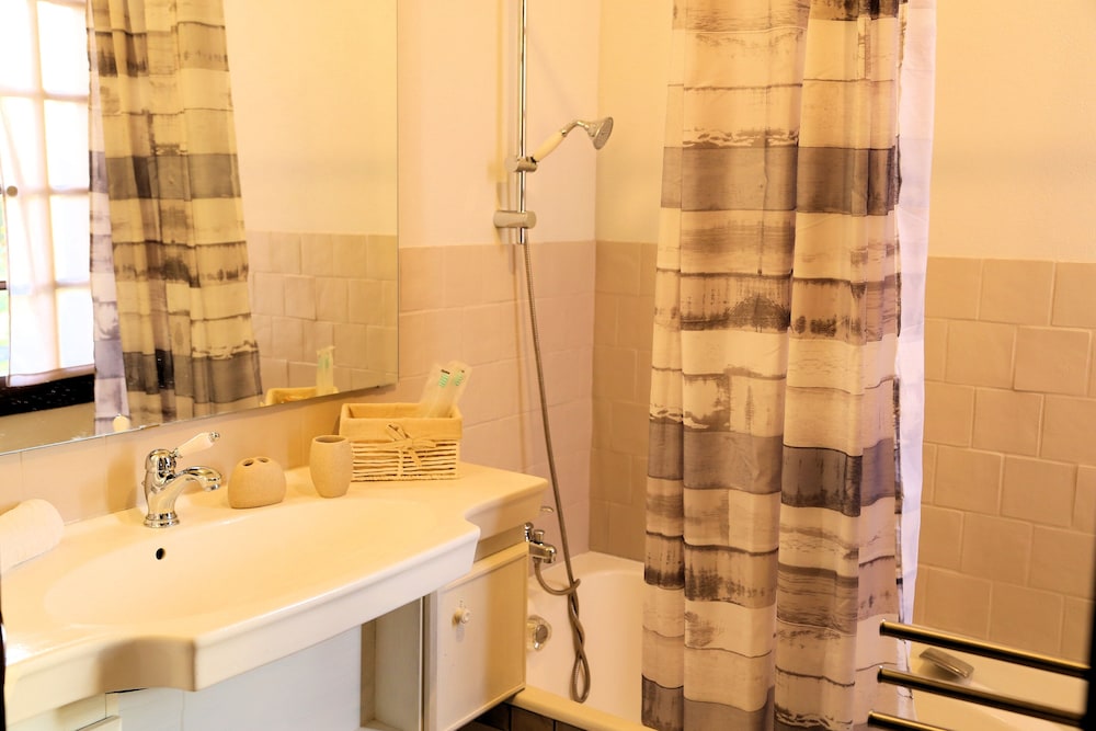 Deluxe Room - Photo 17