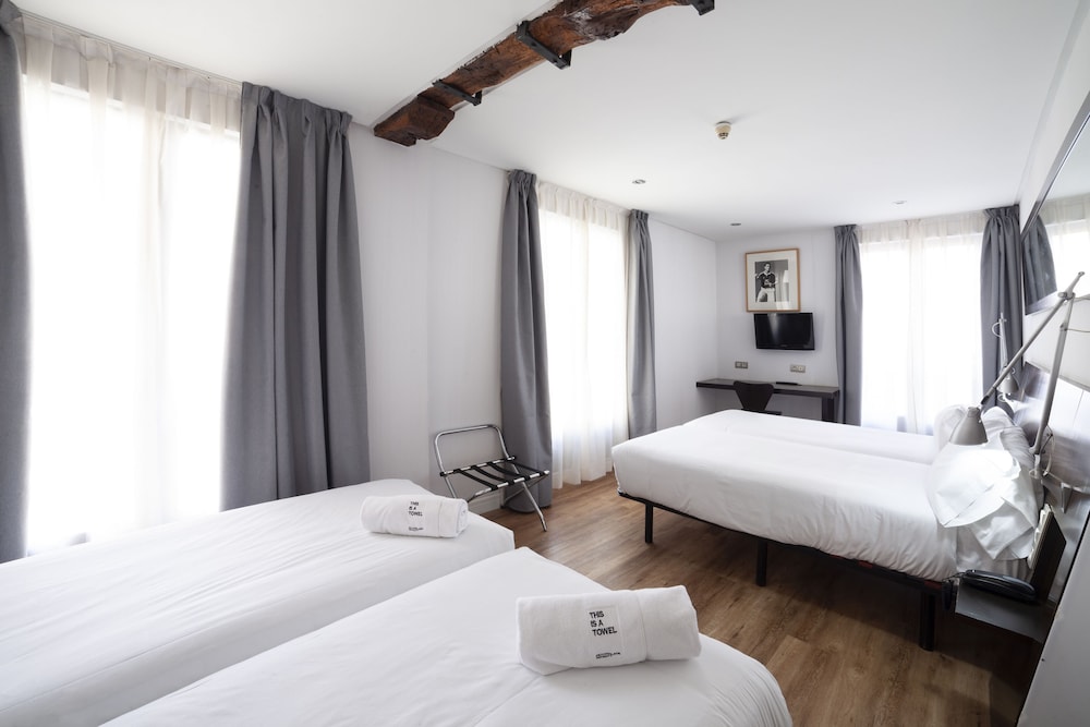 Quadruple Room - Photo 5