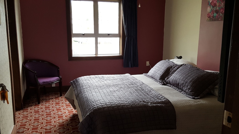 King Bed Ensuite Room photo 2