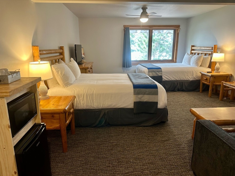 Standard Single Room, 2 Queen Beds, Lake View photo 1