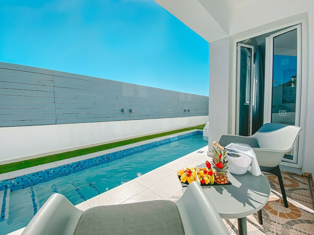 Deluxe Suite, Private Pool - Photo 7