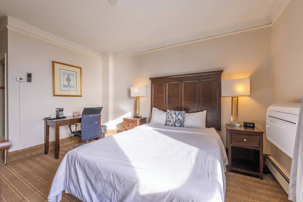 Single Room, 1 Queen Bed, Lake View photo 2