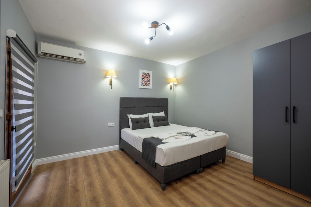 T) Two Bedroom Apartment with Balcony photo 3
