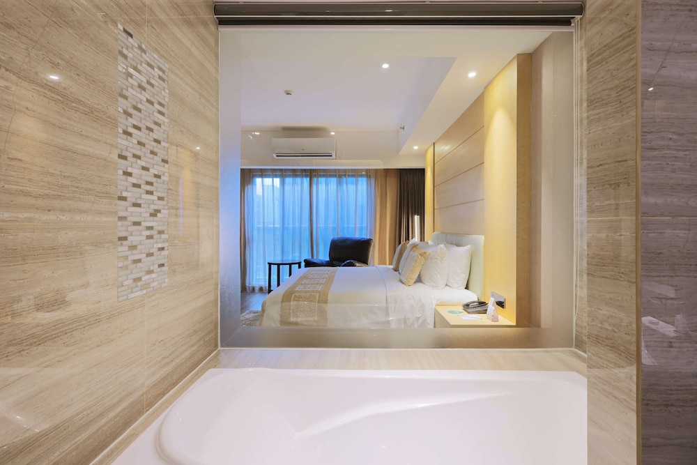 Executive Suite, 1 King Bed, Non Smoking, Bathtub (Living Room) - Photo 3
