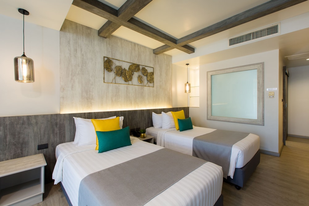 Grand Deluxe Pool View - Photo 4