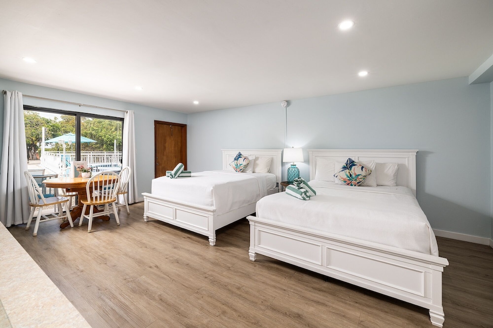 Deluxe Studio Suite, Pool View