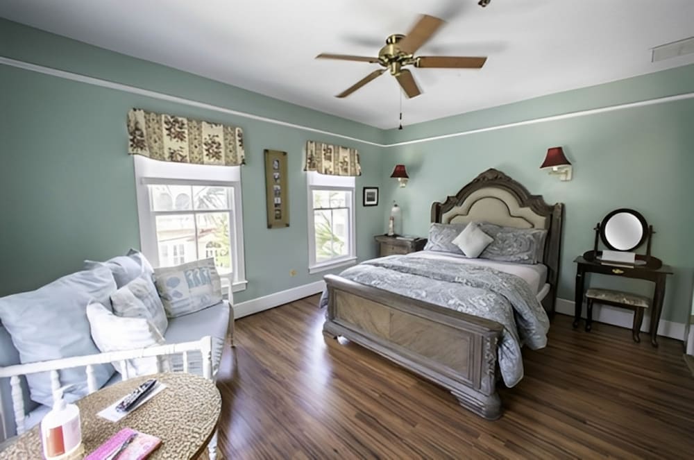 Deluxe Room, 1 Queen Bed, Non Smoking (The Victorian Room)