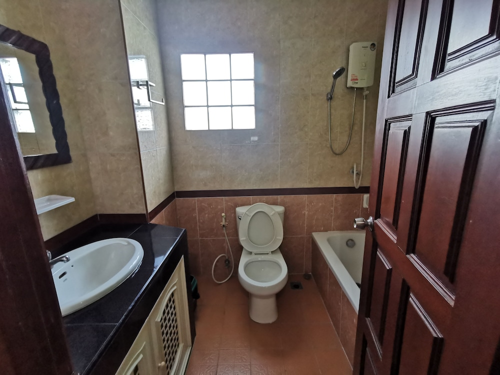 Deluxe King Room with Bathtub photo 2