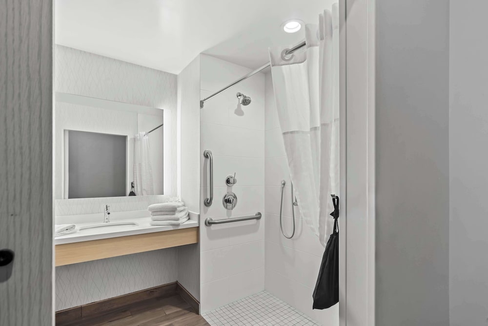Standard Room, 2 Queen Beds, Accessible, Refrigerator & Microwave - Photo 5