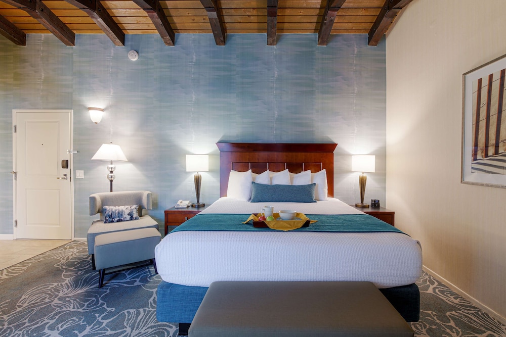 Suite, 1 King Bed, Non Smoking, Refrigerator - Photo 2