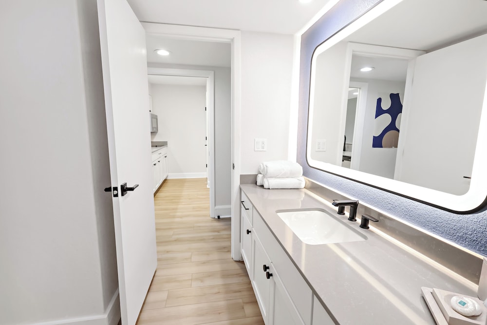 Suite, 2 Bedrooms (1 Queen & 2 Single Beds) - Photo 11