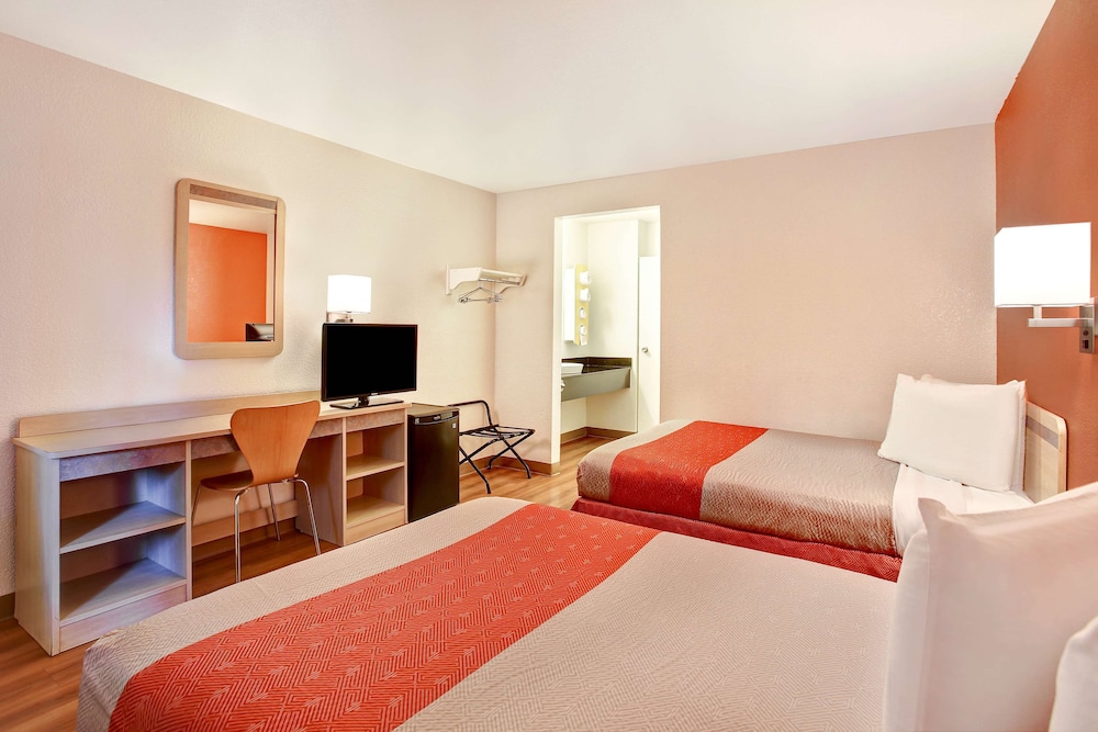 Deluxe Room, 2 Double Beds, Non Smoking, Refrigerator & Microwave photo 3