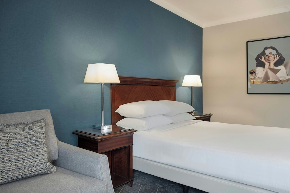 Deluxe Room, 1 King Bed with Sofa bed - Photo 3
