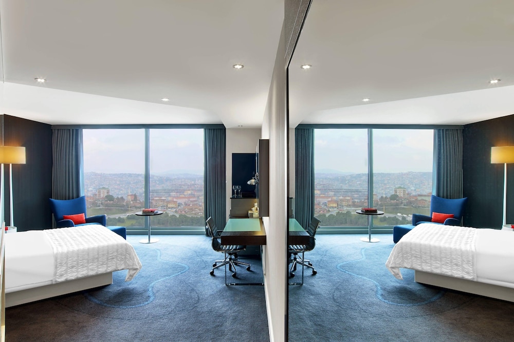 Signature Suite, Club lounge access, 1 King, City view