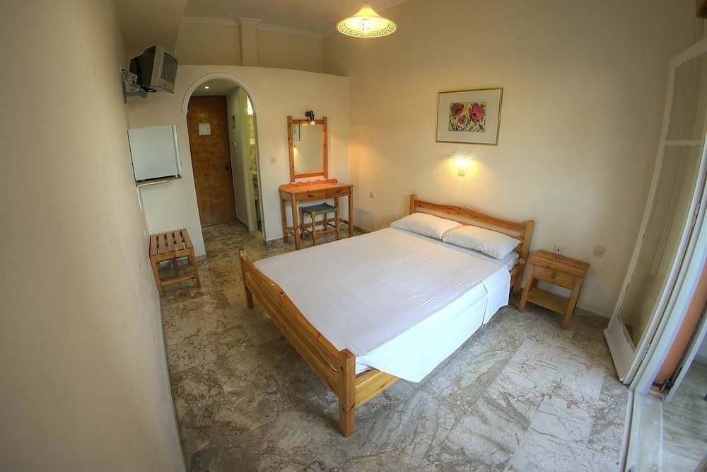 Economy Room, 2 Twin Beds, Patio, Ground Floor photo 1