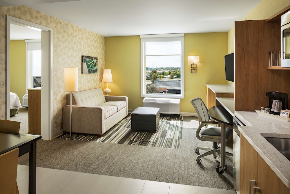 Suite, 1 Queen Bed, Accessible, Non Smoking (Mobility & Hearing, Roll-in Shower) photo 1