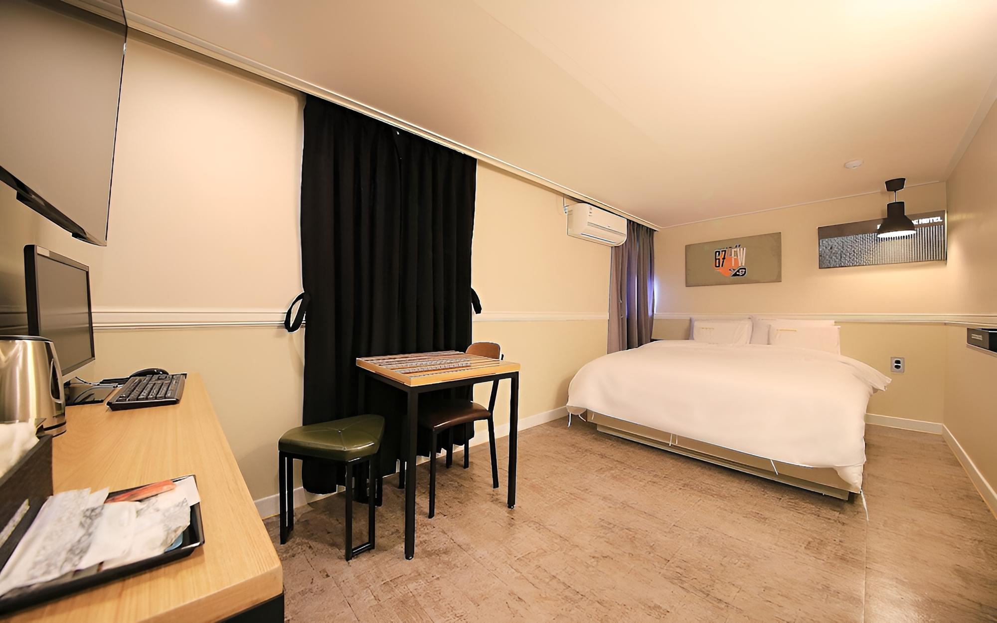 Room (Premium (available for watching Netfl) photo 1
