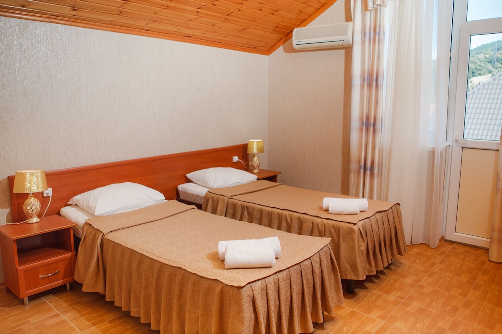 Economy Twin Room photo 2