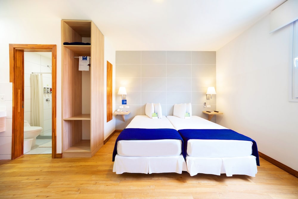 Standard Room, 2 Twin Beds photo 3