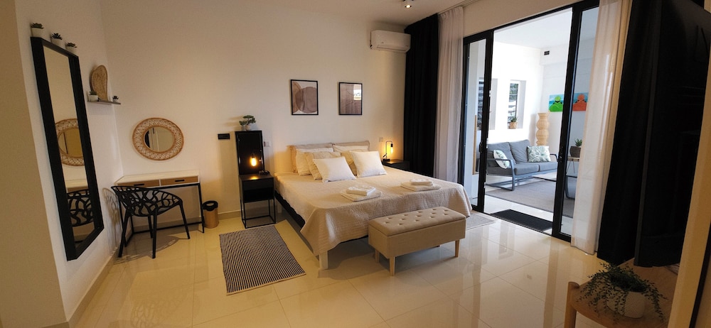 Deluxe Apartment, 2 Bedrooms, Patio, Garden View photo 2