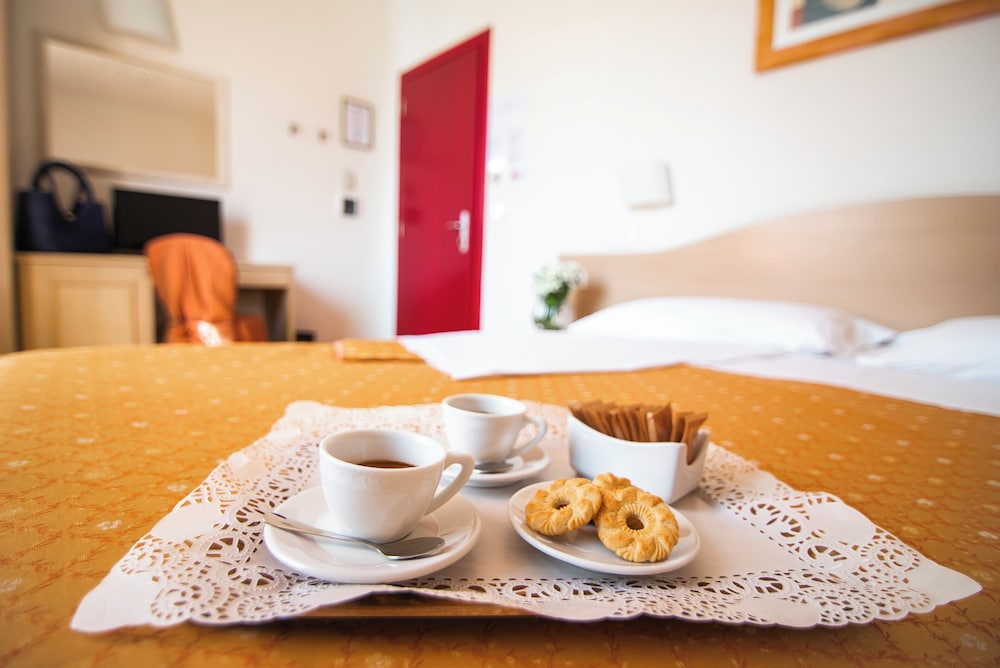 Standard Double or Twin Room - Photo 8