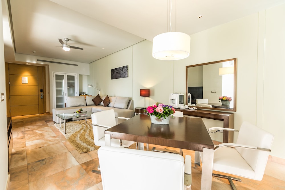 One Bedroom Penthouse King Size Bed Diamante View