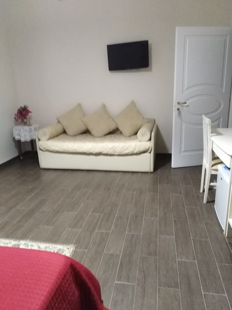 Deluxe Quadruple Room, 1 Bedroom, Private Bathroom, City View photo 2