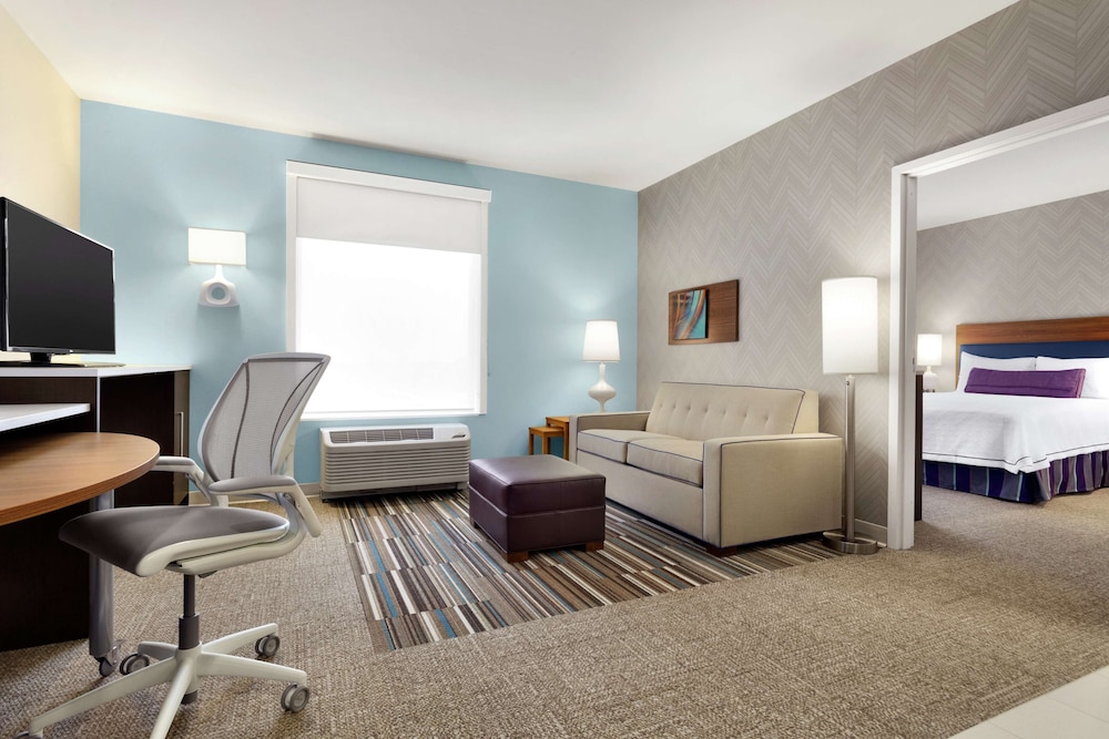 Suite, 1 Queen Bed, Accessible, Bathtub photo 2