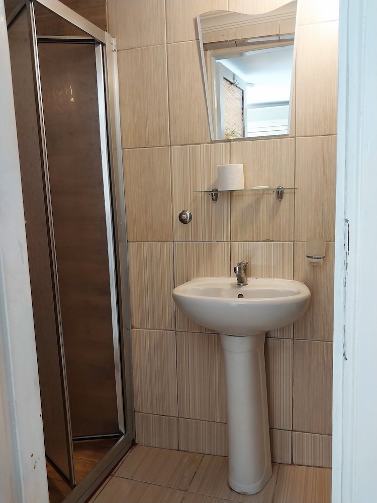 Economy Triple Room photo 2