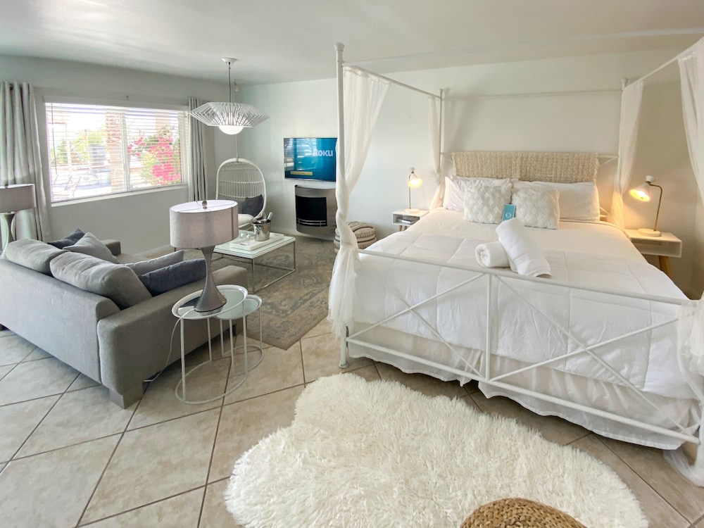 Rm 07 | The White Room - Photo 1