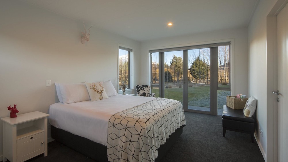 House, Multiple Beds (Luxury at Coronet) photo 1