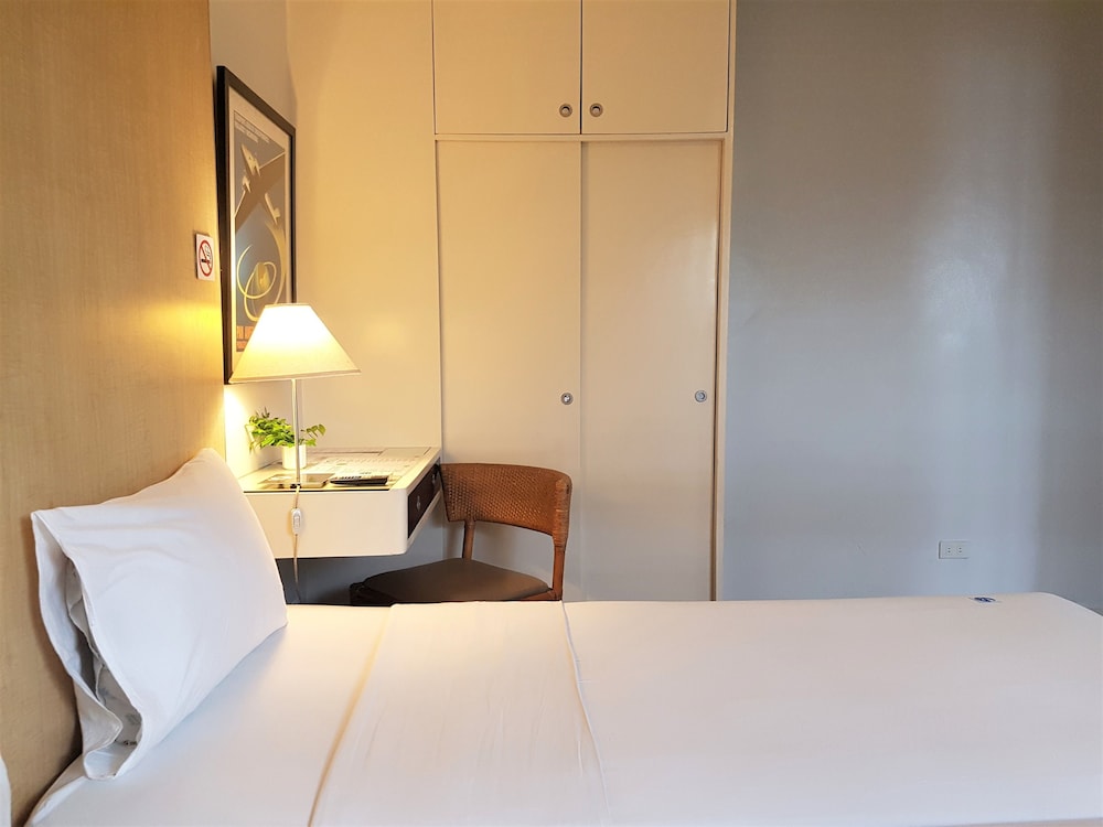 Standard Room, 1 King Bed, Non Smoking photo 3