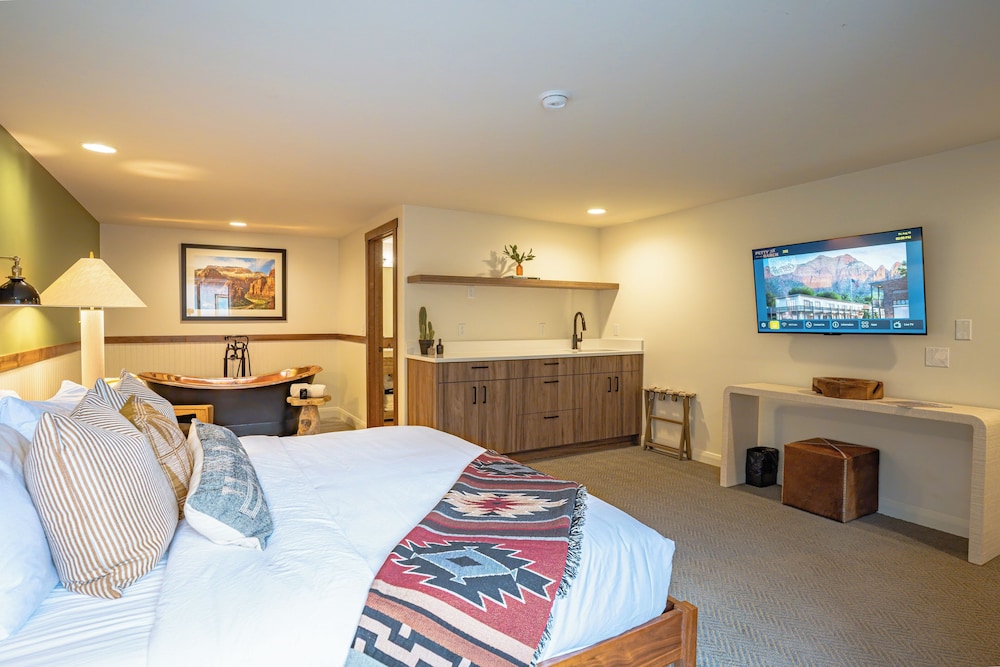 Premier Room, Hot Tub - Photo 1