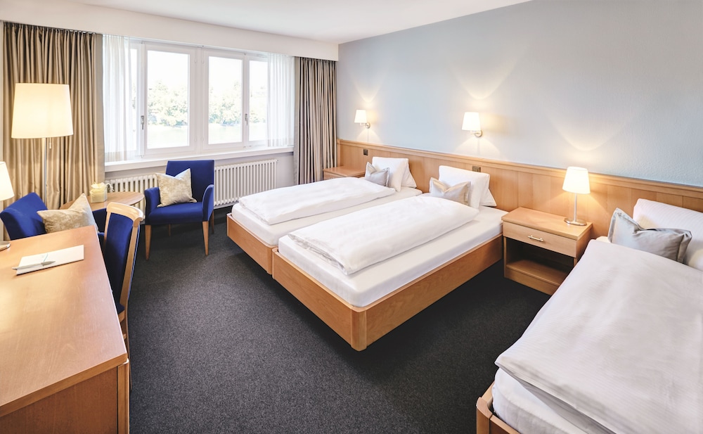 Economy Triple Room photo 2