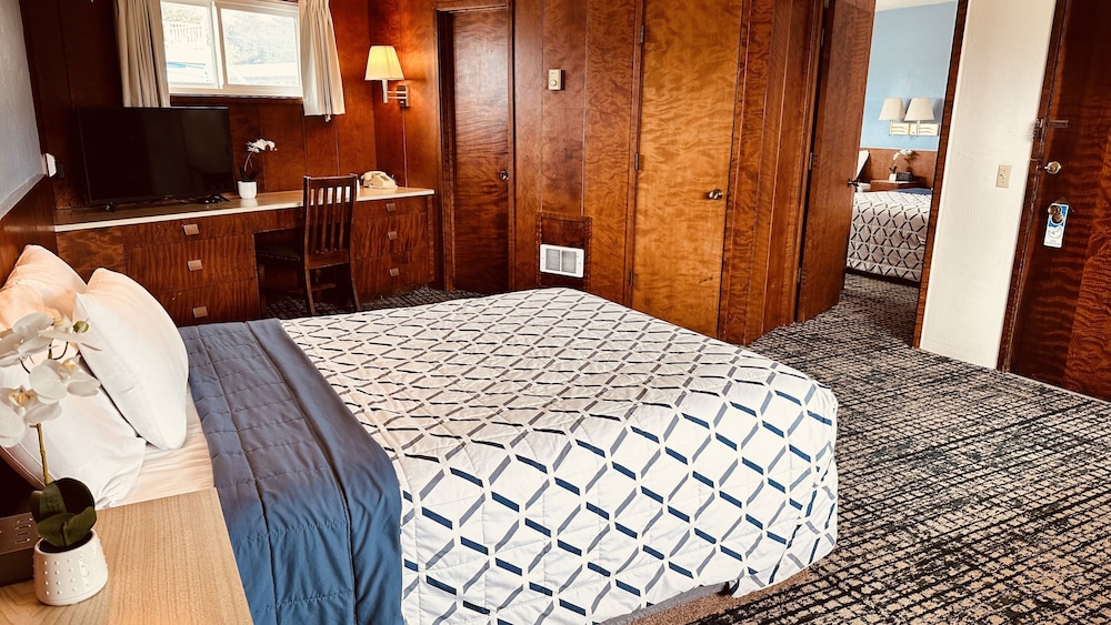 2 Bedroom Suite with 3 Queen Beds, Non Smoking