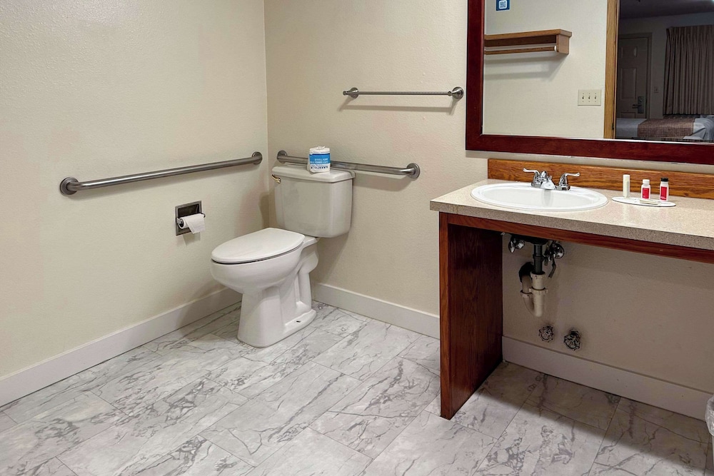 Suite, Multiple Beds, Non Smoking - Photo 8