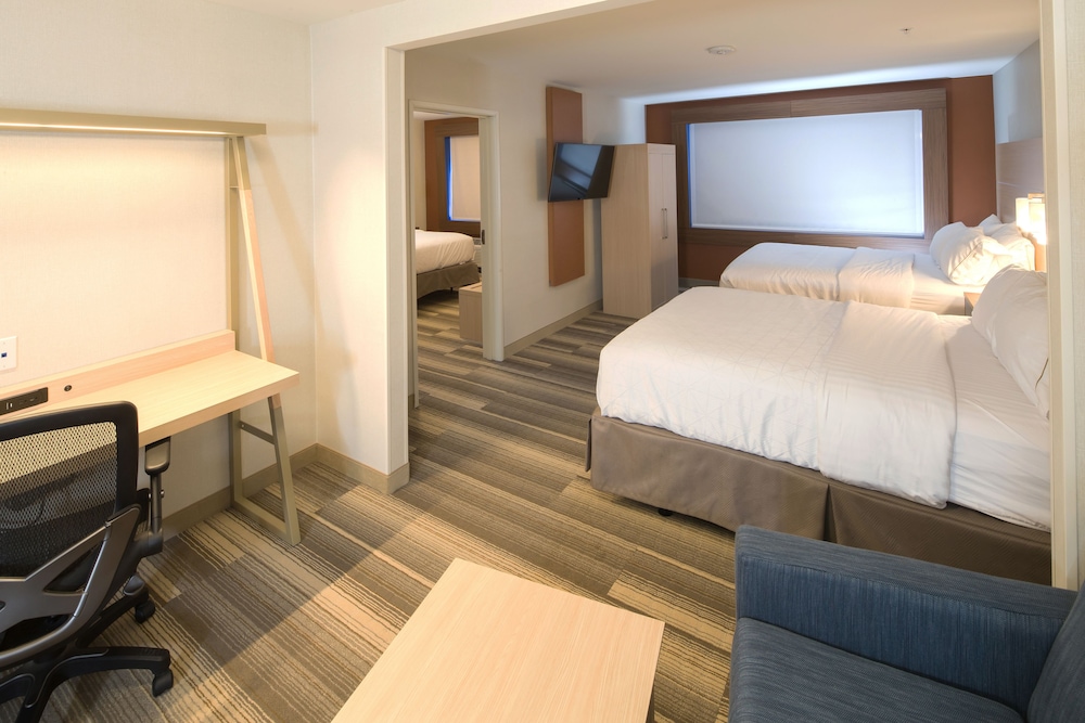 Suite, 2 Queen Beds, Roll-in Shower (Roll-In Shower)