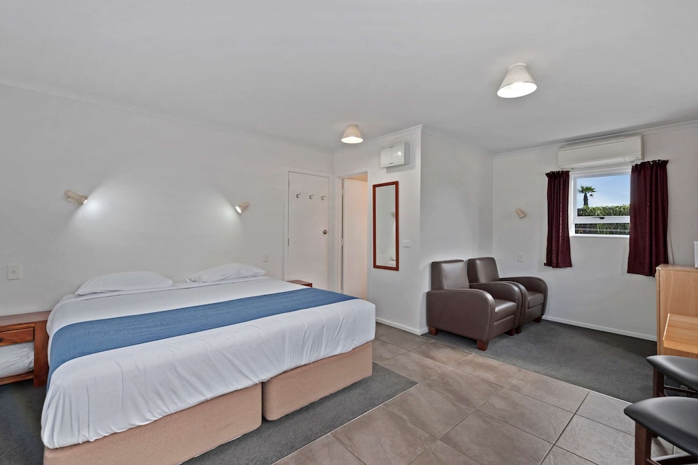 Room, Multiple Beds, Non Smoking - Photo 15