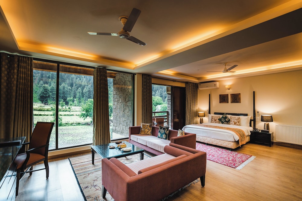 Luxury Suite with Balcony -Mountain View photo 2