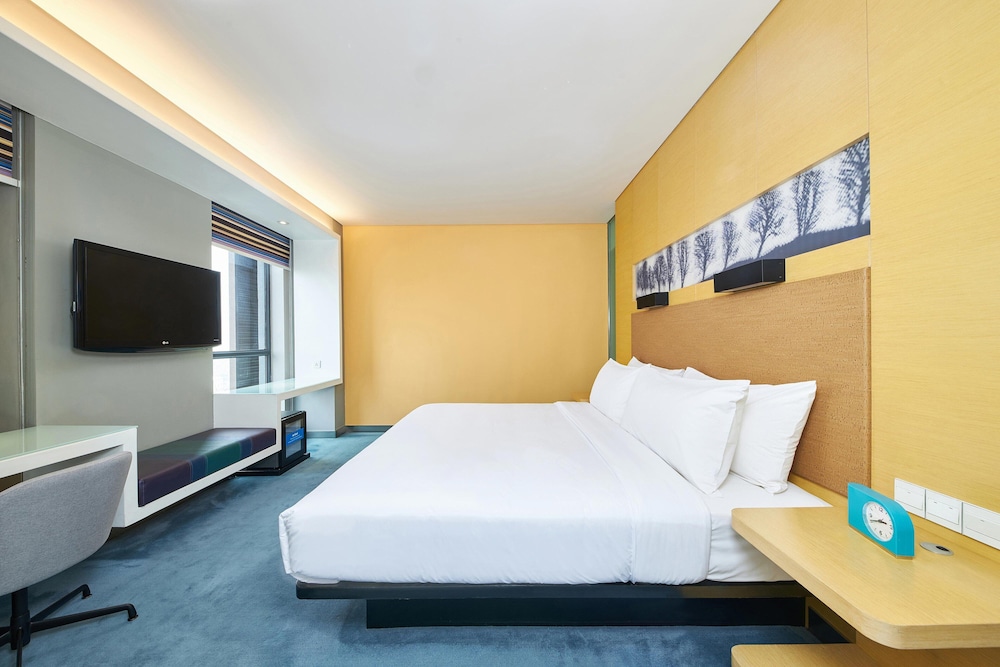 Room, 1 King Bed, City View (aloft) photo 1