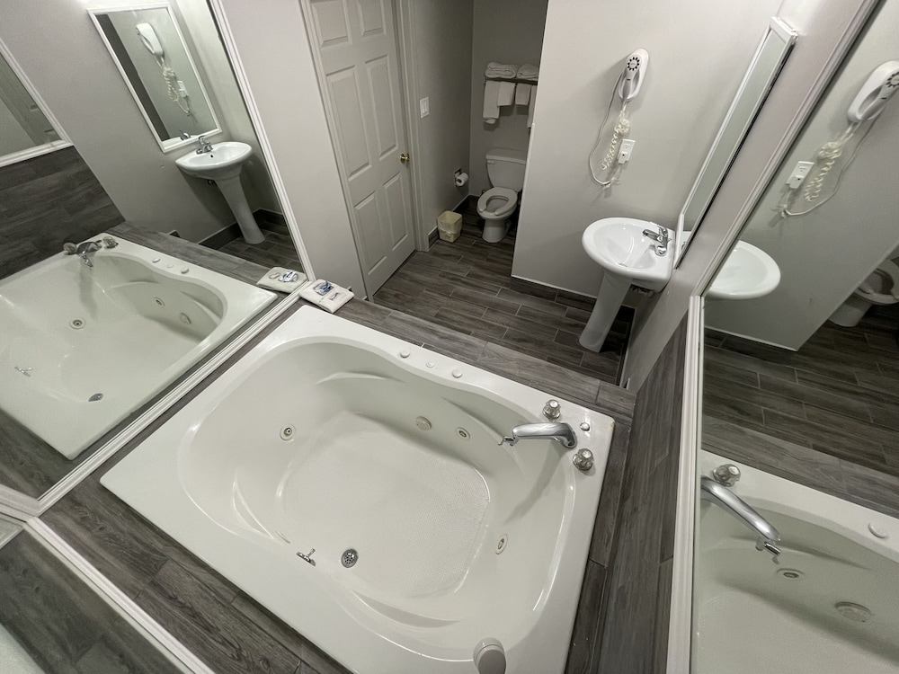 Room, 1 King Bed, Non Smoking, Jetted Tub - Photo 2