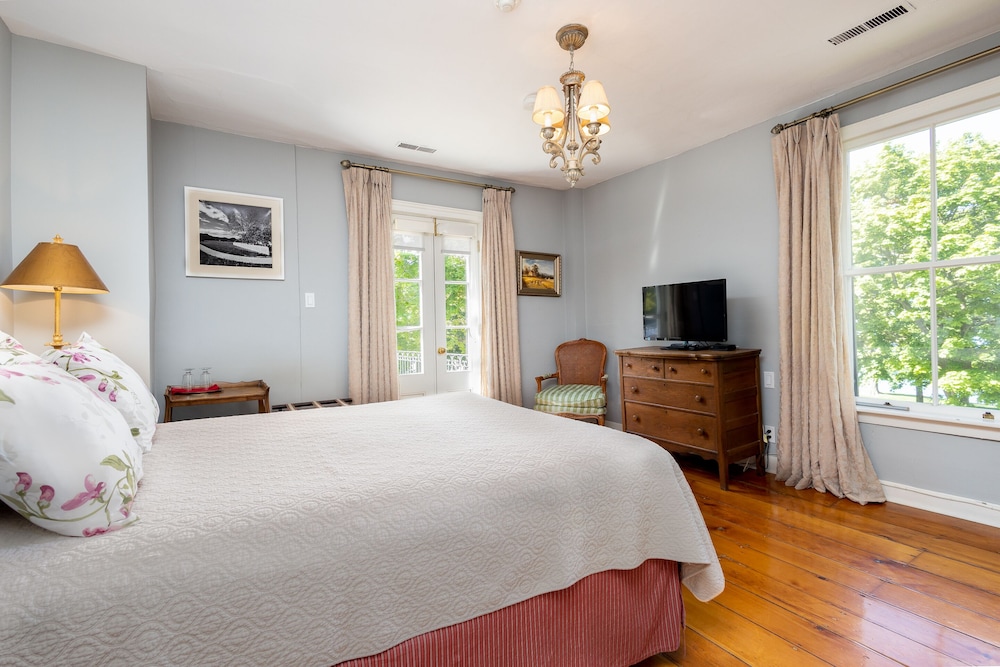 Superior Room, 1 Queen Bed, Balcony, Lake View photo 1