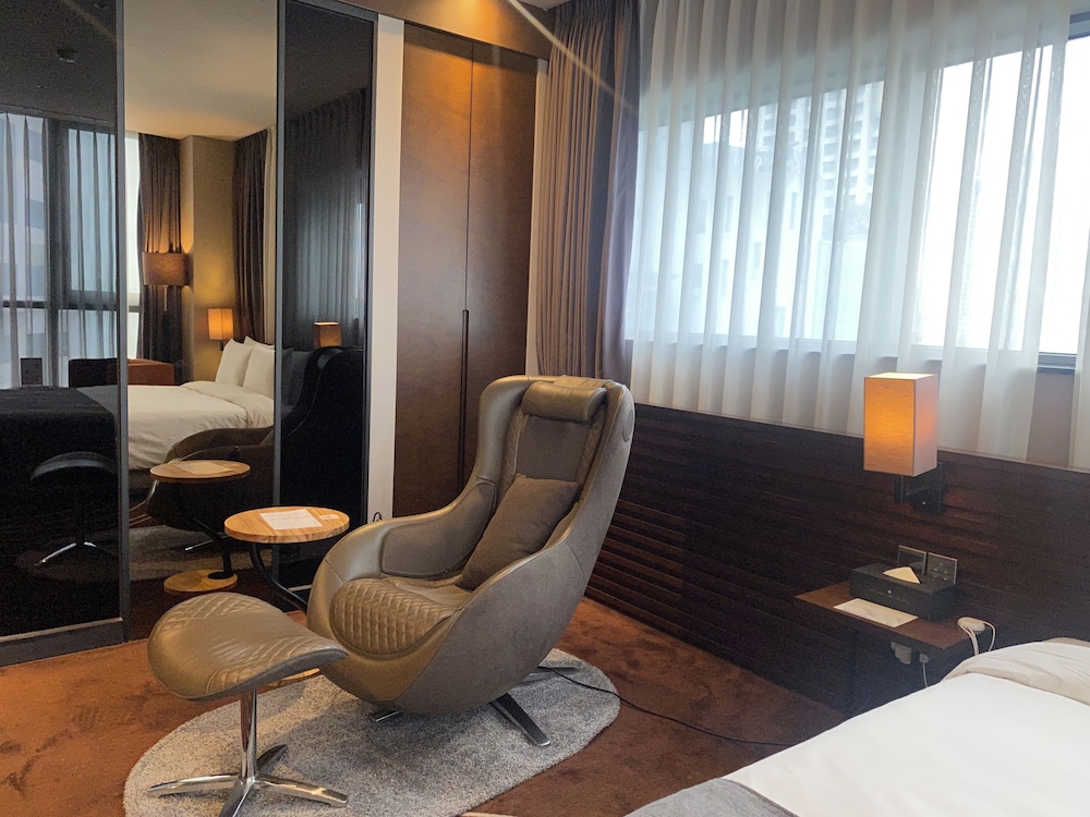 Deluxe Double Room (Premier/Parking: 5,000 KRW per car) photo 2
