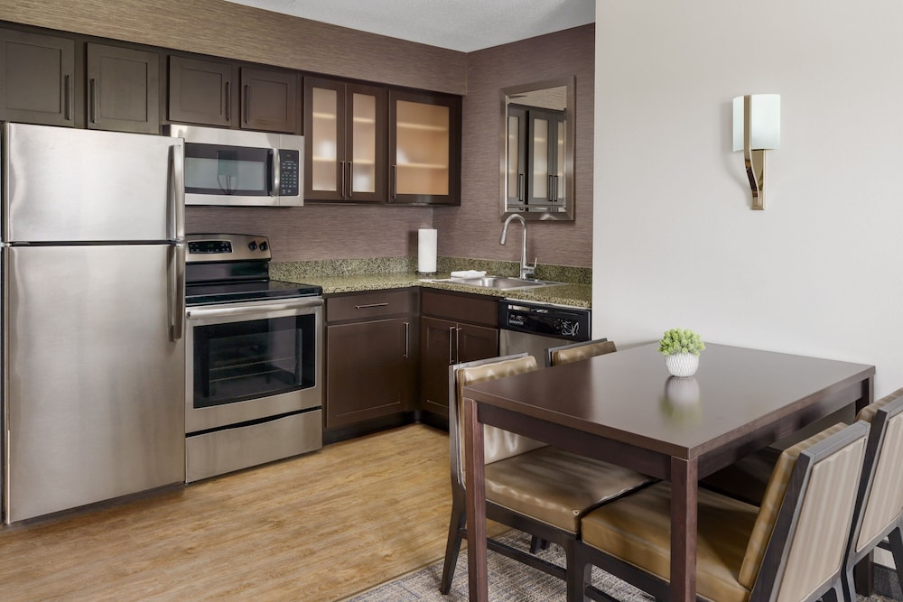 Suite, 2 Bedrooms - Photo 3